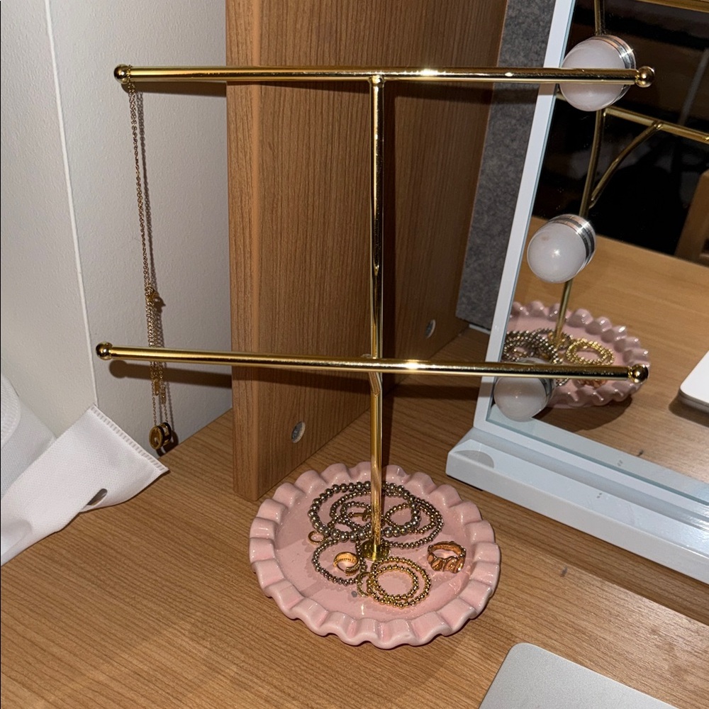 jewelry holder, perfect condition, works really well, pink and gold